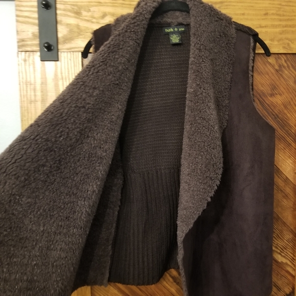 vest - Picture 2 of 8